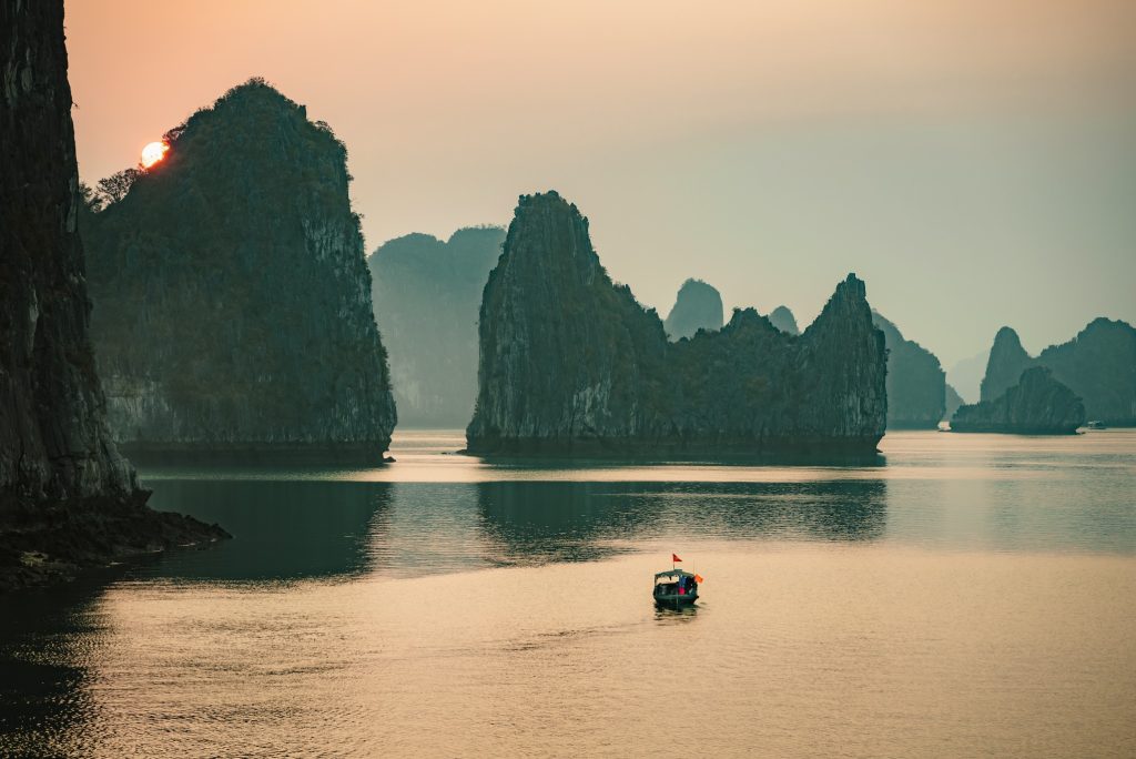 Du Lịch Vịnh Bái Tử Long: Khám Phá Thiên Đường Biển Hoang Sơ Của Quảng Ninh
