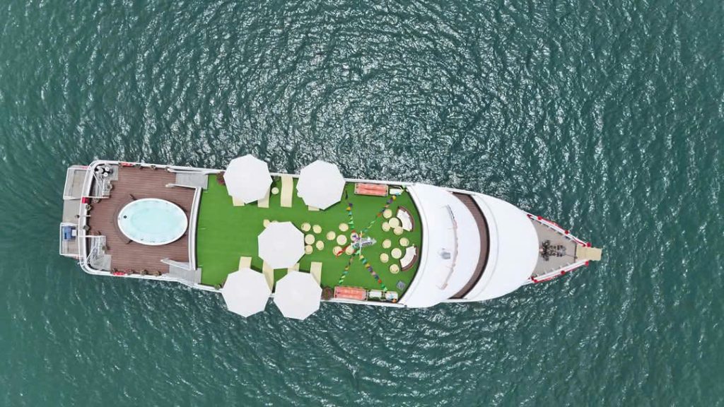 Du thuyền Crystal Holidays thăm vịnh Bái Tử Long