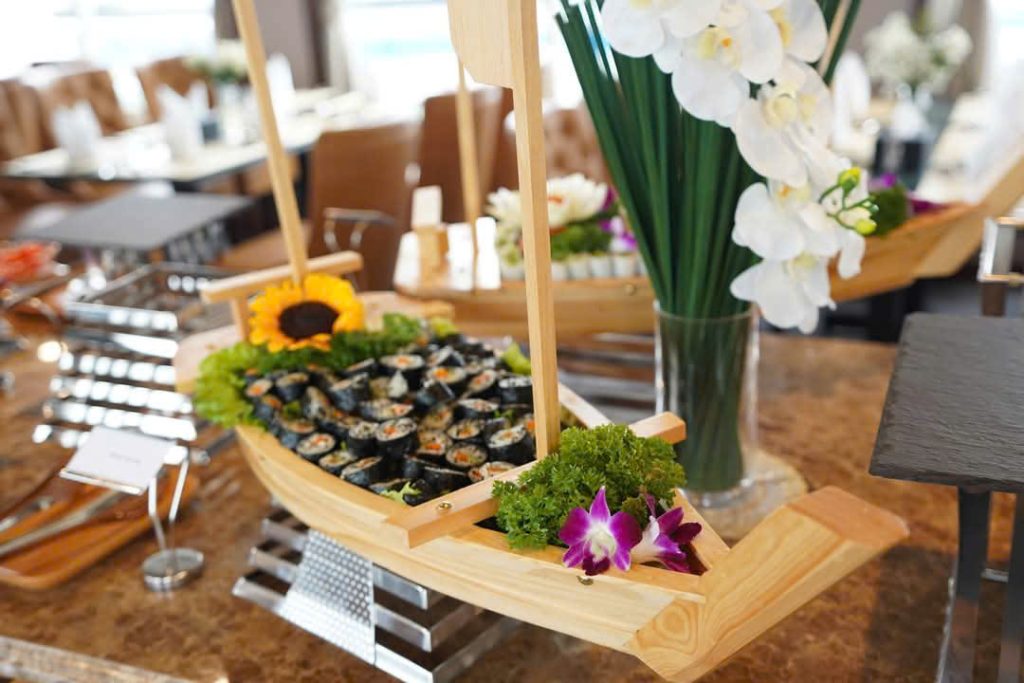 Du thuyền Crystal Holidays: Ăn trưa buffet